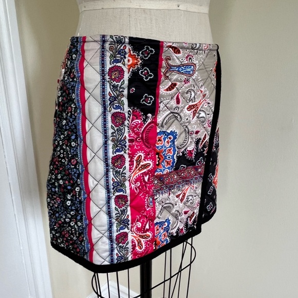 Zara| Vibrant quilted mini skirt featuring a paisley patchwork design. - Picture 4 of 11